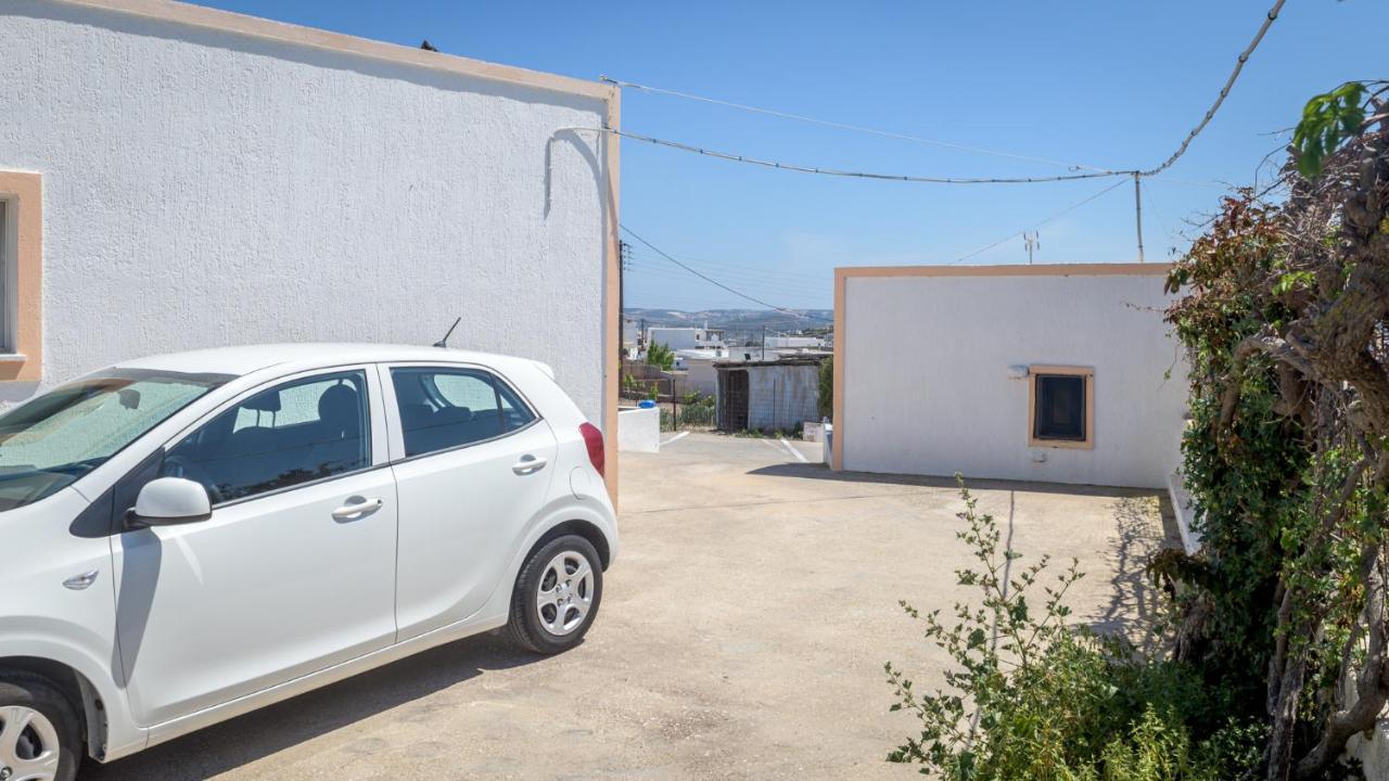 Limestone In Milos Triovasálos Extérieur photo